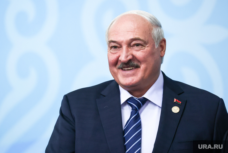 Белорусский лидер Александр Лукашенко приехал к «старшему брату» с огромными розами