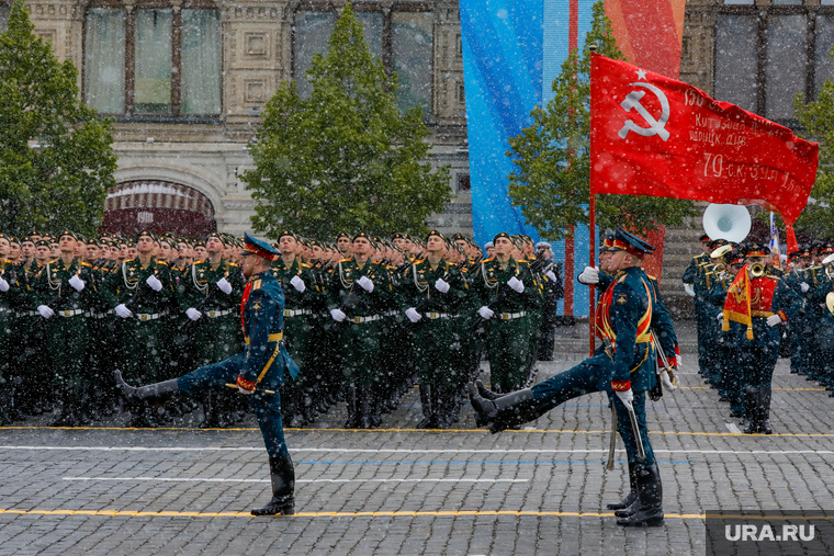 С первыми шагами знаменной группы по брусчатке Красной площади пошел снег