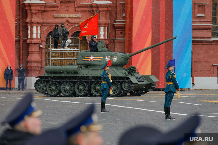 По традиции «техническую часть» парада открыл легендарный танк Великой Отечественной — Т-34