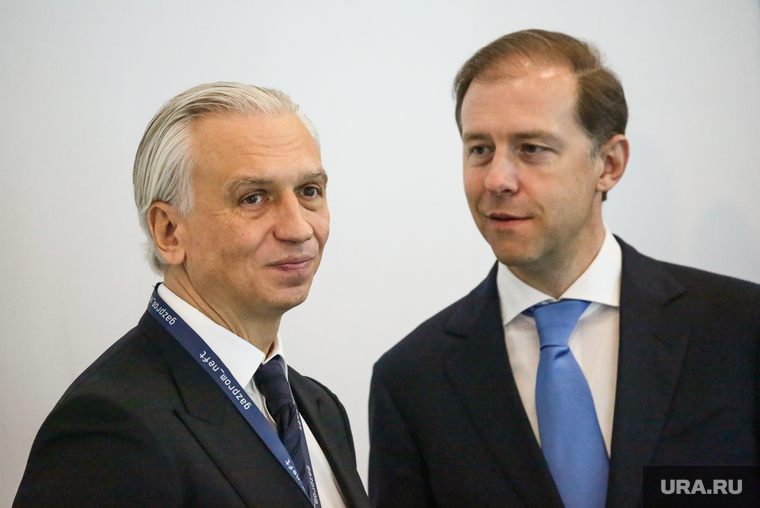 Собеседником первого вице-премьера Дениса Мантурова (справа) стал глава «Газпром Нефти» Александр Дюков