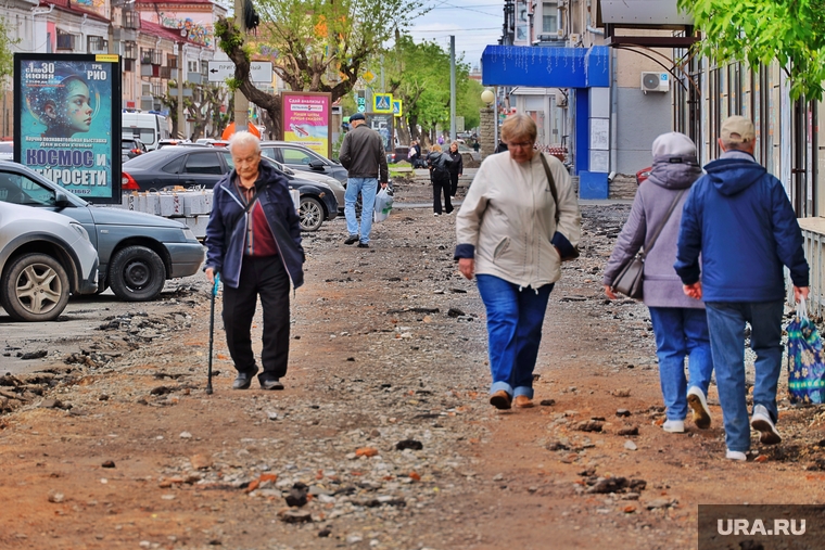 Курганцы опасаются, что тротуар останется без асфальта на все лето