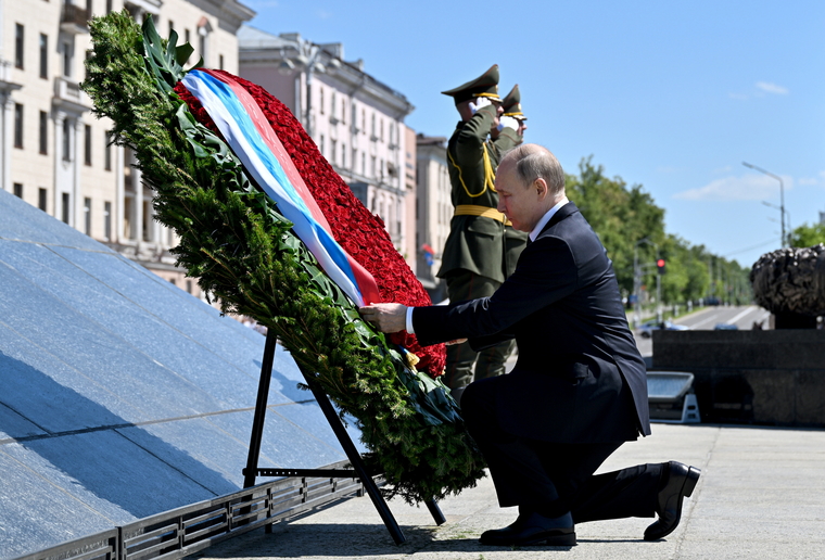 Владимир Путин возложил венок к монументу Победы — в память о священной войне