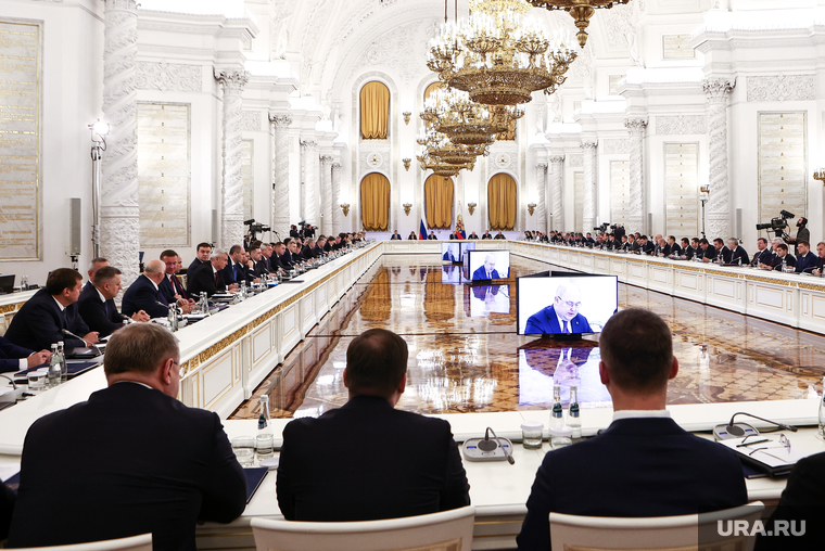 После выборов и ротации кадров президент Владимир Путин собрал федеральных и региональных чиновников в Кремле, чтобы «зарядить» их на разработку новых нацпроектов