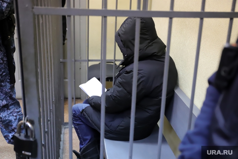 На суде Анастасия Петрова прятала лицо от журналистов