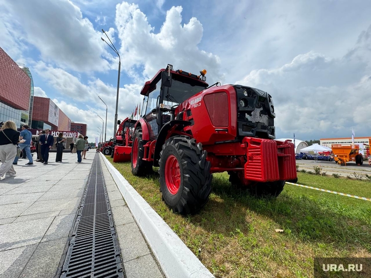 На выставке «Белагро-2024» представлено большое количество тракторов и другой сельхозтехники, произведенной в странах ЕАЭС