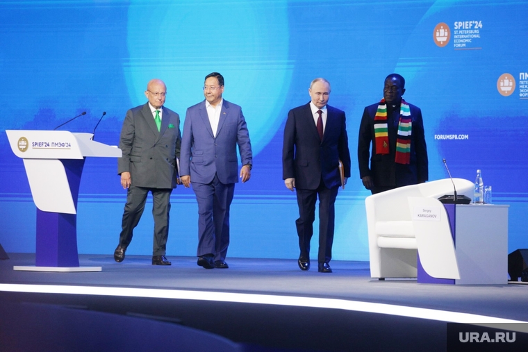На сцене с президентом РФ были лидеры Зимбабве Эммерсон Мнангагва и Боливии Луис Арсе, а также модератор Сергей Караганов