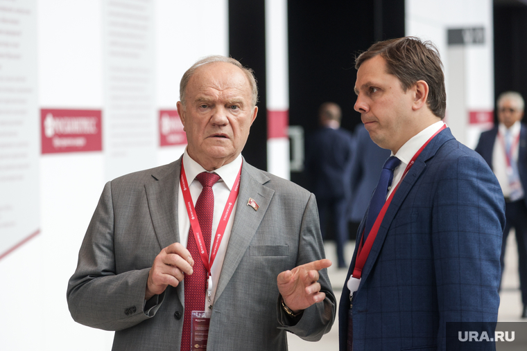 Лидер коммунистов Геннадий Зюганов (слева) считает, что проблема "перегретой" экономики надуманная