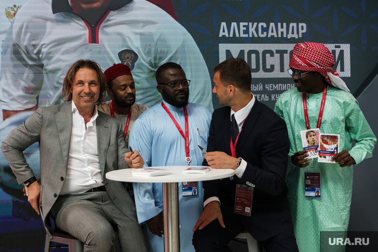 Российские футболисты (слева - Александр Мостовой) оказались популярны у гостей из Африки
