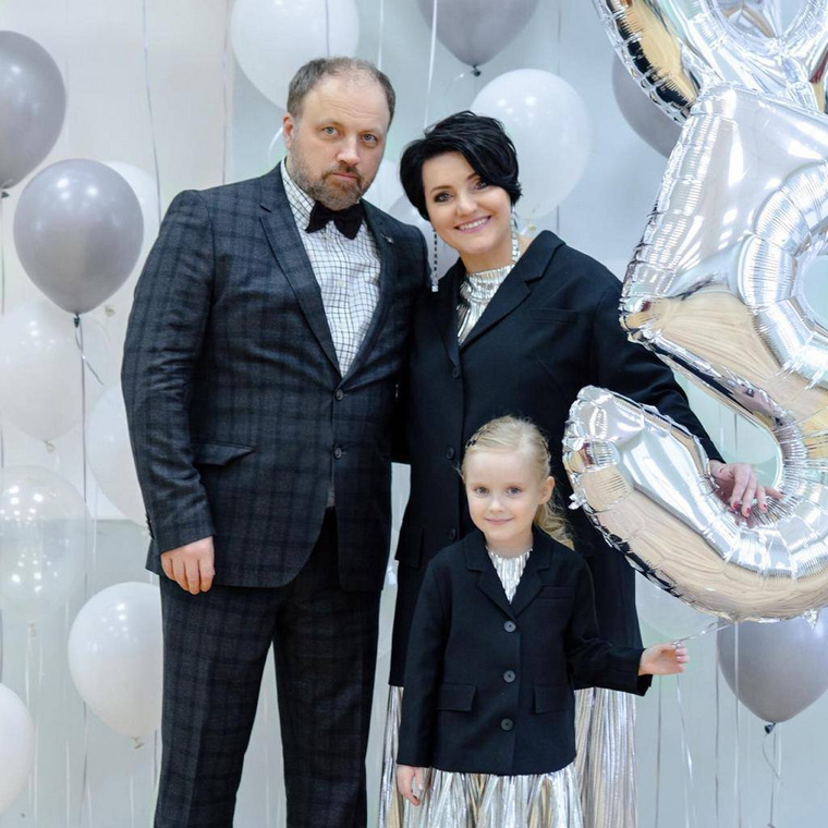 Инга Оболдина с мужем Виталием Салтыковым и дочкой Кларой