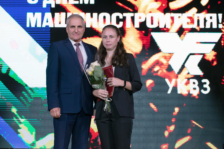 Глава округа Сергей Семков награждает сотрудников УКВЗ на День машиностроителя