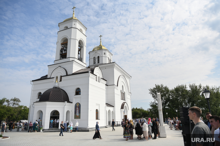 На открытии храма собрались порядка трех тысяч верующих