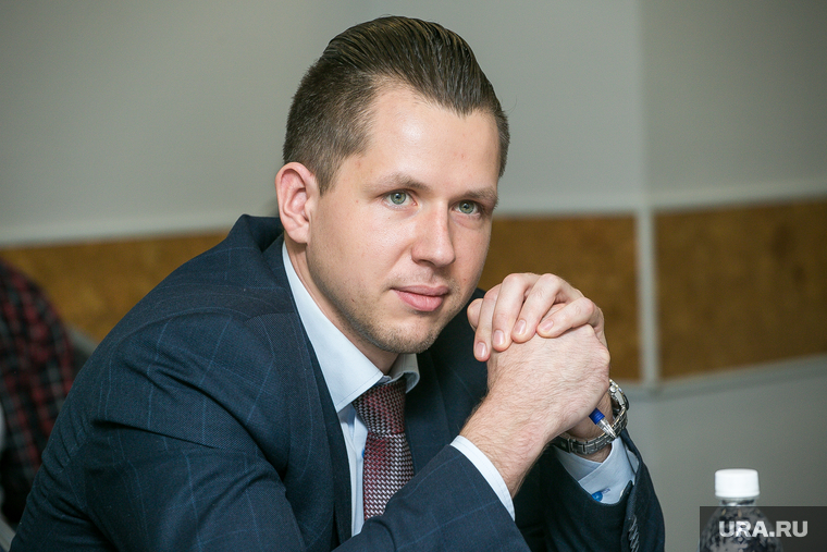 Речи Анатолия Картухина масштабны, вот только в сердца слушателей они не бьют
