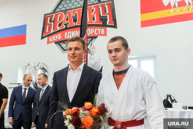 Илья Мительман вручил новому чемпиону мира Алексею Михалеву подарок и поздравил с победой