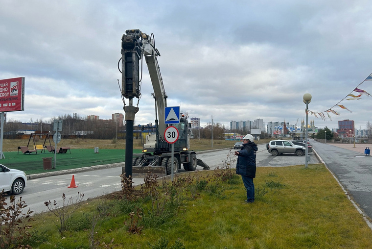 Энергетики монтируют новые опоры вдоль городской набережной