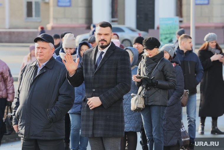 Роман Медведев (в центре) после увольнения из мэрии замечен в Кургане