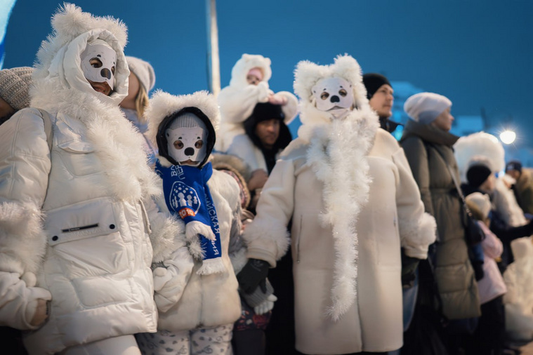 Жители городов встречали мишек в костюмах любимых персонажей