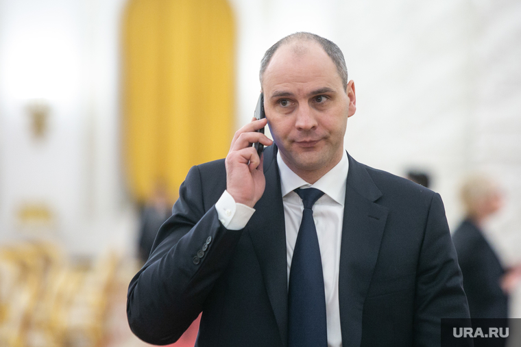 Глава Оренбуржья Паслер приказал людям убрать телефоны