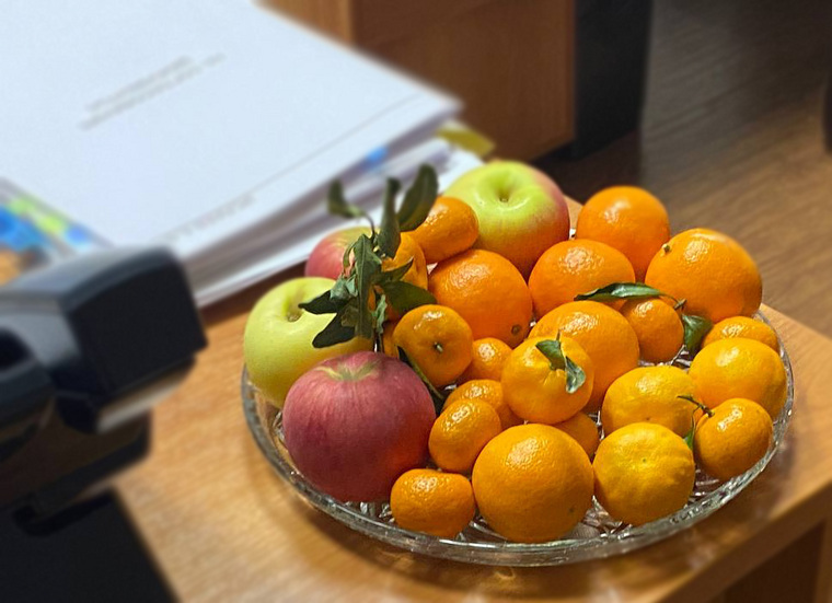 Мандарины с листочками можно встретить почти в каждом кабинете