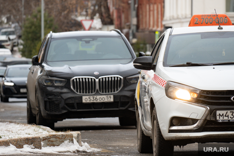Таксисты пересаживаются на внедорожники из-за снега в городах ЯНАО