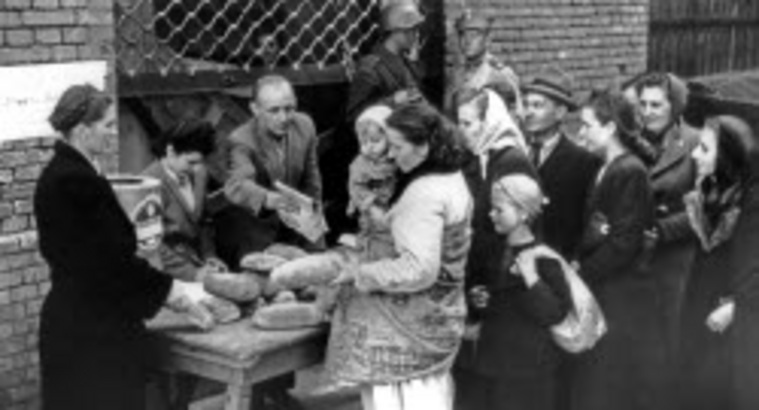 Горожане получали хлеб, молоко и другие товары