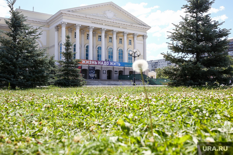 Актеры Тюменского драмтеатра требуют восстановить в должности уволенного директора Сергея Осинцева