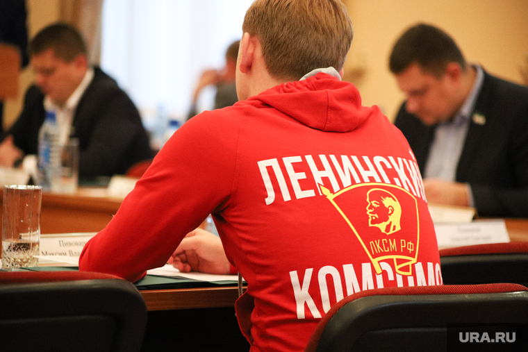 Чтобы сделать партию популярной, коммунистам придется работать с молодежью