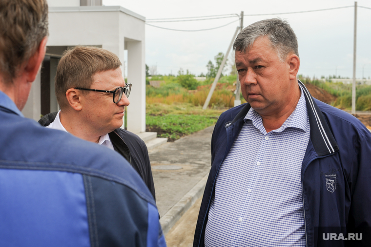 Владимиру Пупыреву (справа) досталось за дом для детей-сирот