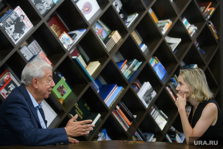 Историй про лихие 90-е у Александра Левина еще много