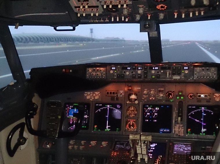 Флайдубай, полет бизнес-классом на самолете Боинг-737-800 в Дубай, ОАЭ. 4-7 мая 2014, кабина пилота