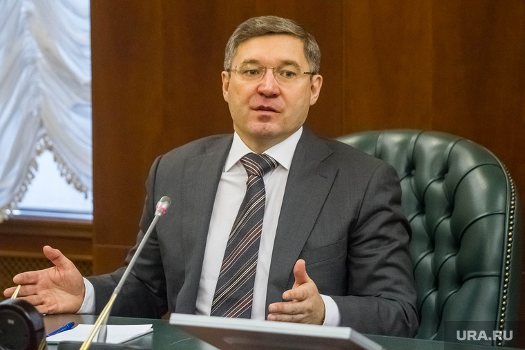 Пресс-конференция губернатора Владимира Якушева итоговая за 2014 год. Тюмень, якушев владимир, портрет, разводит руками