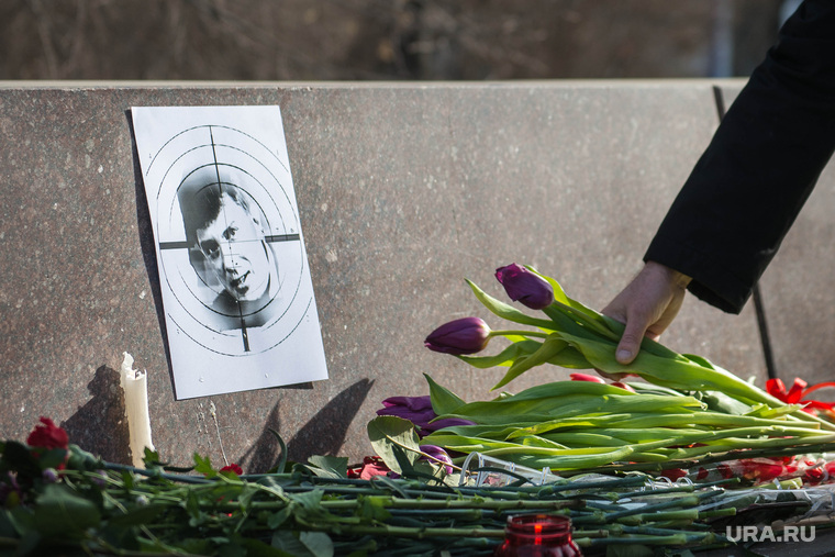 Траурная "Весна" 1 марта в Екатеринбурге, возложение цветов, траур, немцов борис фото