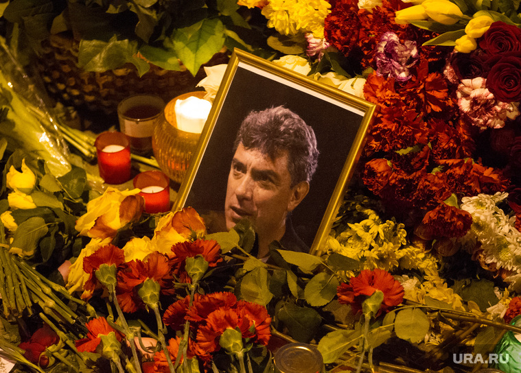Люди несут цветы на место гибели Бориса Немцова после того, как мемориал был разрушен ночью. Москва, Немцов, немцов борис фото