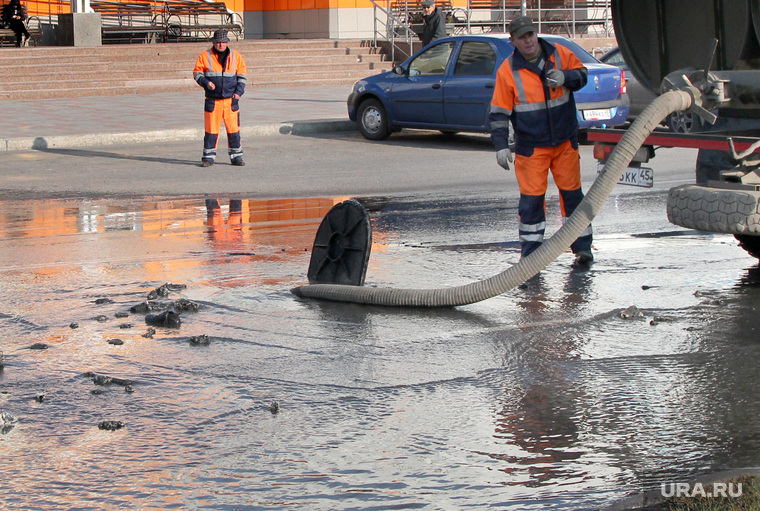 Прорыв воды у спорткомплекса
Курган, откачка воды, спортивный комплекс имени горбенко