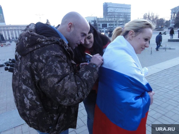 Грэм Филлипс. Селфи с прохожими. ДНР. Донецк. Украина, филипс грэм, триколор, автограф
