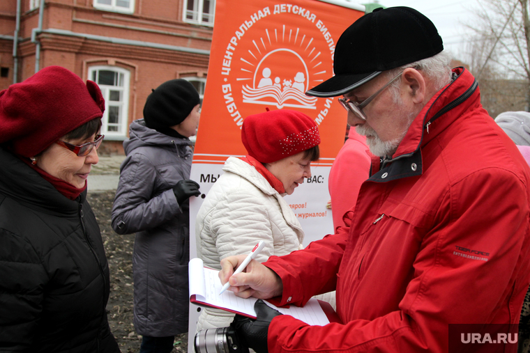 Лидер коммунистов Василий Кислицын одним из первых поставил подпись под петицией 