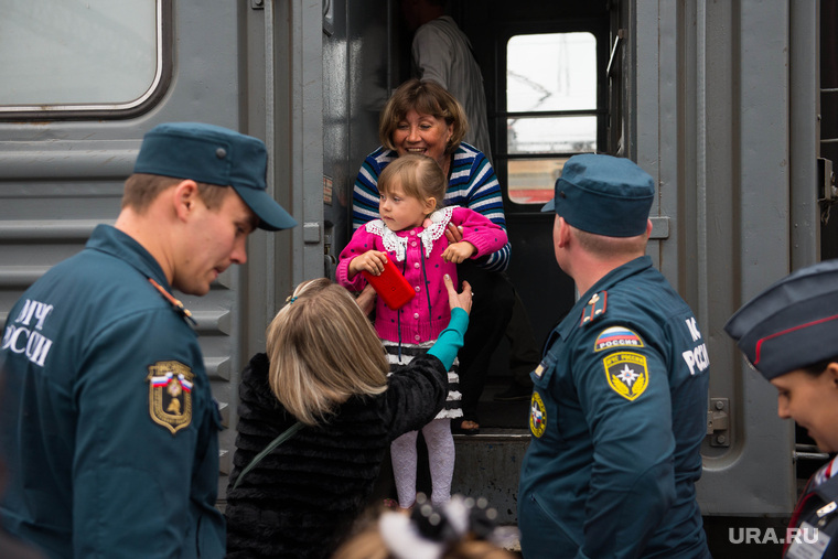 Беженцы с Украины на ЖД вокзале. Екатеринбург, мчс, электропоезд, пассажиры
