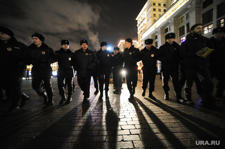 Сход в поддержку братьев Навальных на Манежной площади. Москва, оцепление