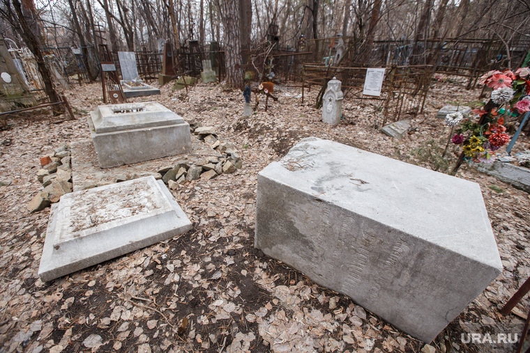 Бывшая могила Льва Брусницина на Ивановском кладбище. Екатеринбург, могильные плиты