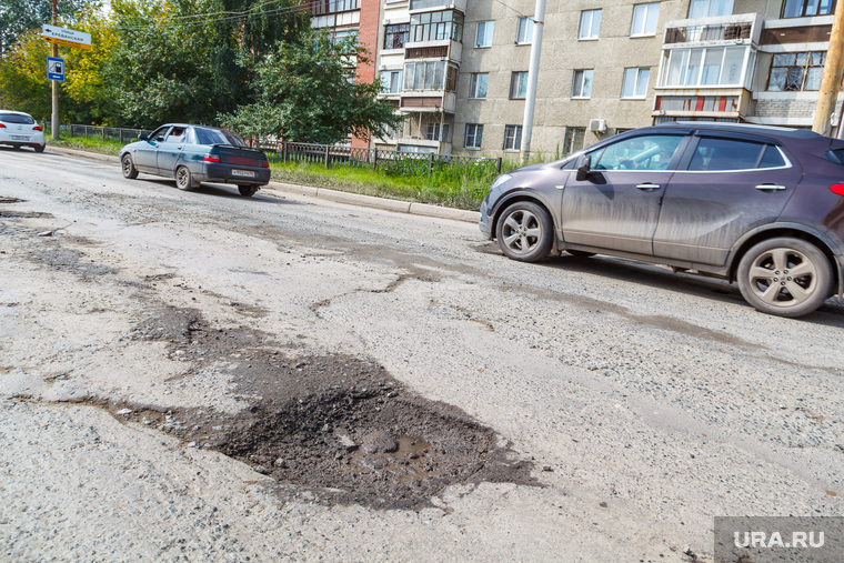 Рабочая поездка по городу. Екатеринбург, автомобили, колдобины, яма на проезжей части