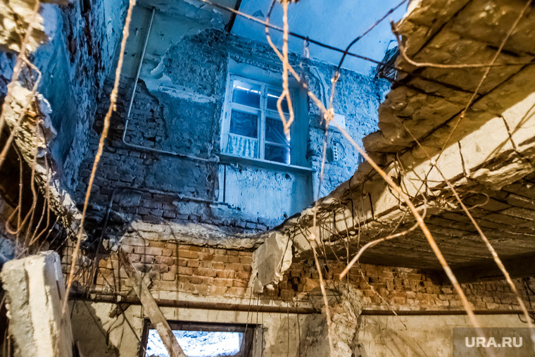 Аварийный дом на Максима Горького, 99. Тюмень, аварийный дом, руины
