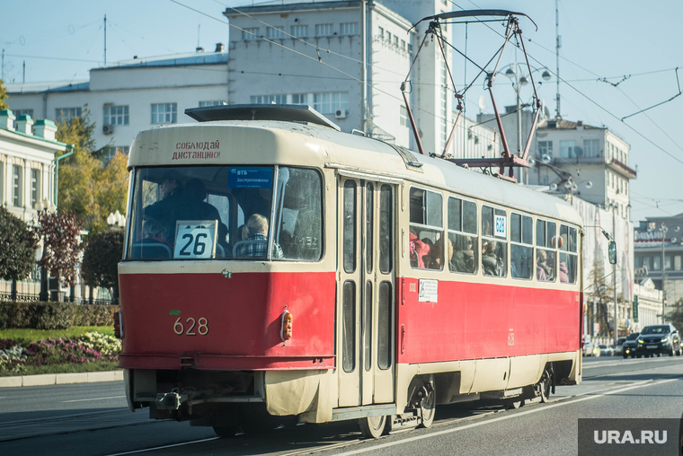 Возле штаба округа строят забор. Екатеринбург, трамвай