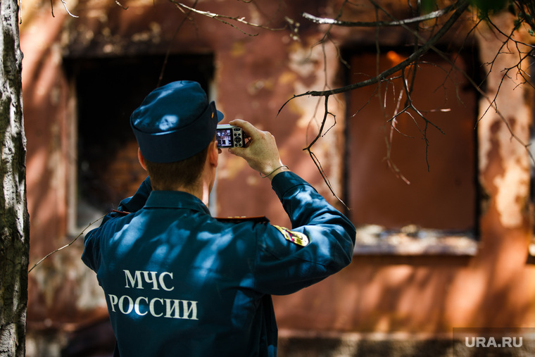 Пожар на Белинского, 163а. Екатеринбург, мчс, снимает на фотоаппарат