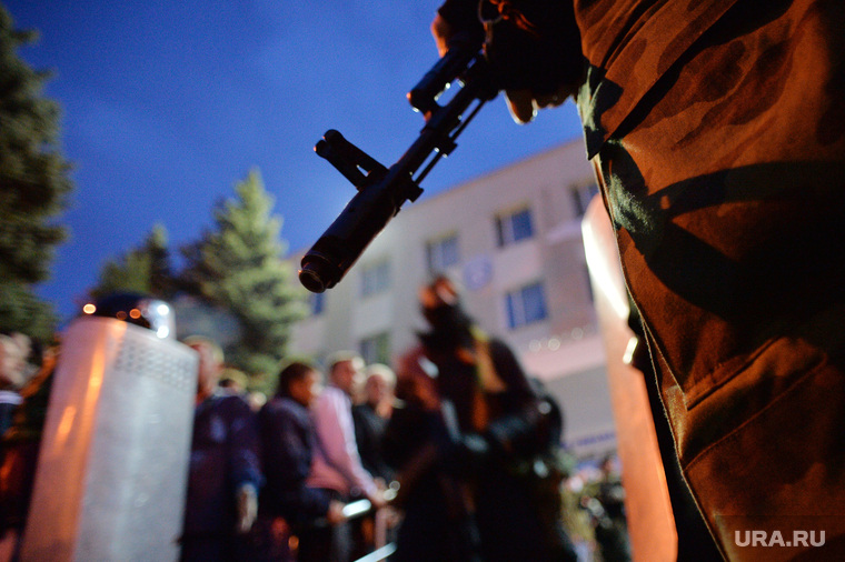 Ситуация на востоке Украины. Луганск. Захват здания МВД, автомат, оружие, луганск, захват мвд, оцепление
