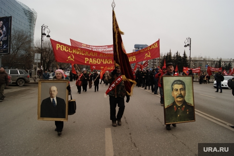 Шествие коммунистов в Тюмени
, шествие коммунистов, колонна, портрет ленина, портрет сталина, знамя, портреты вождей