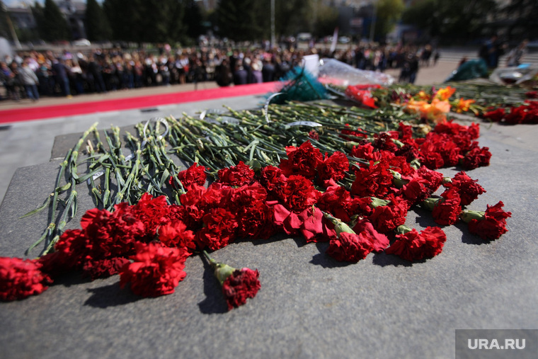 День борьбы с терроризмом. Акция памяти жертв Беслана. Екатеринбург, акция памяти, возложение цветов, траур, гвоздики