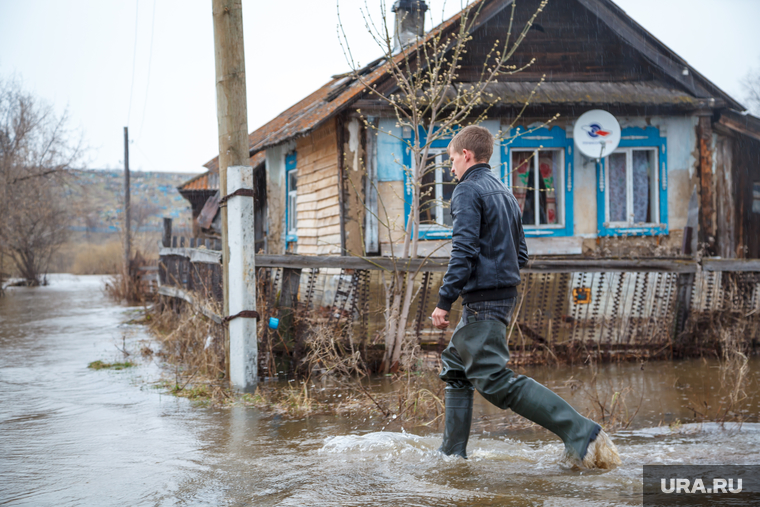 Наводнение. Староуткинск, деревня, резиновые сапоги, изба, староуткинск, половодье, наводнение, дом