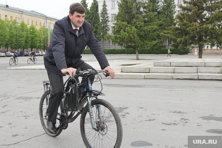 Юрий Ярушин едет на работу на велосипеде.
Курган, ярушин юрий