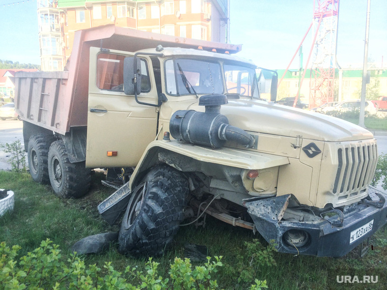 ДТП в Ханты-Мансийске — самосвал протаранил 11 автомобилей, 21 мая 2015. ХМАО, урал, грузовик, самосвал, авария, разбитая машина