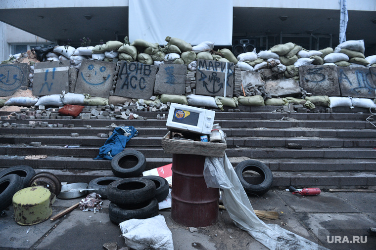 Последствия боевых действий в Мариуполе. Украина, баррикады, донбасс, мариуполь