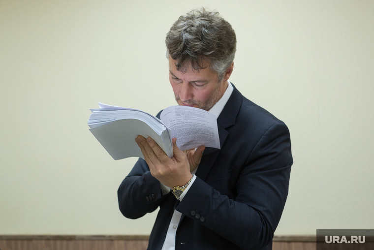 Суд по диплому Ройзмана. Екатеринбург, ройзман евгений, читает, чтение, портрет